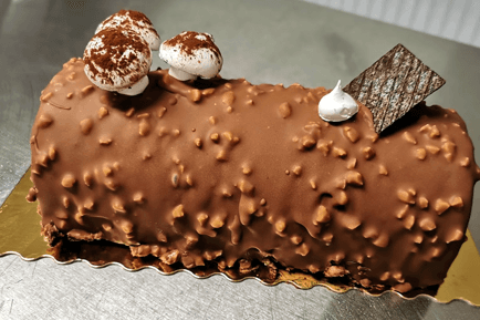 Bûche de Noël au chocolat par un artisan pâtissier